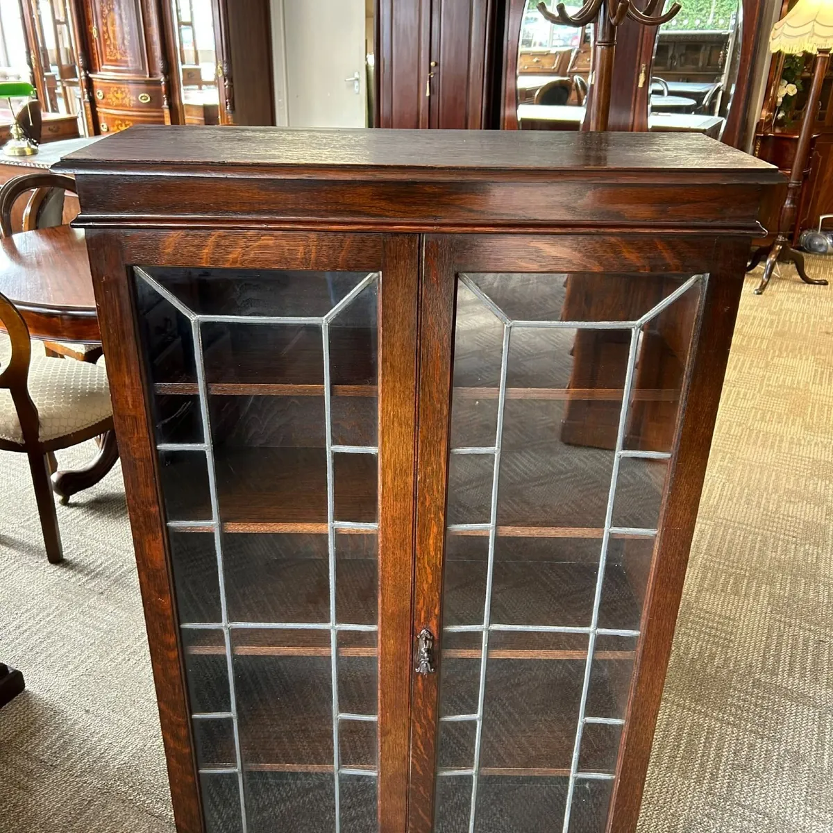 Handsome antique oak display cabinet. Featuring a - Image 2