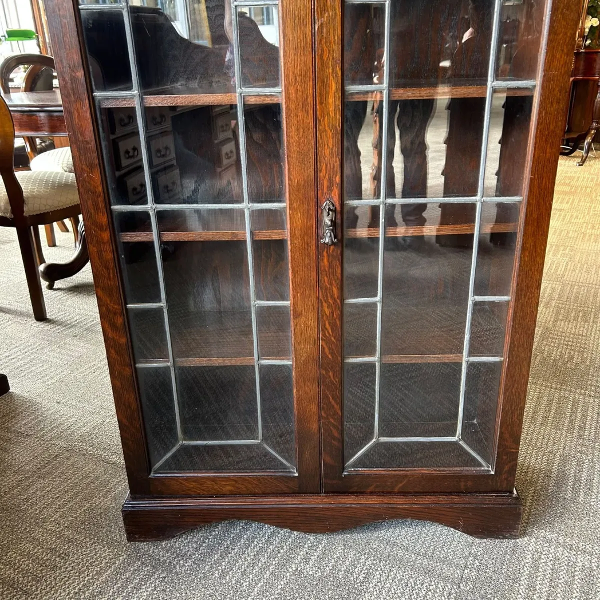 Handsome antique oak display cabinet. Featuring a - Image 3