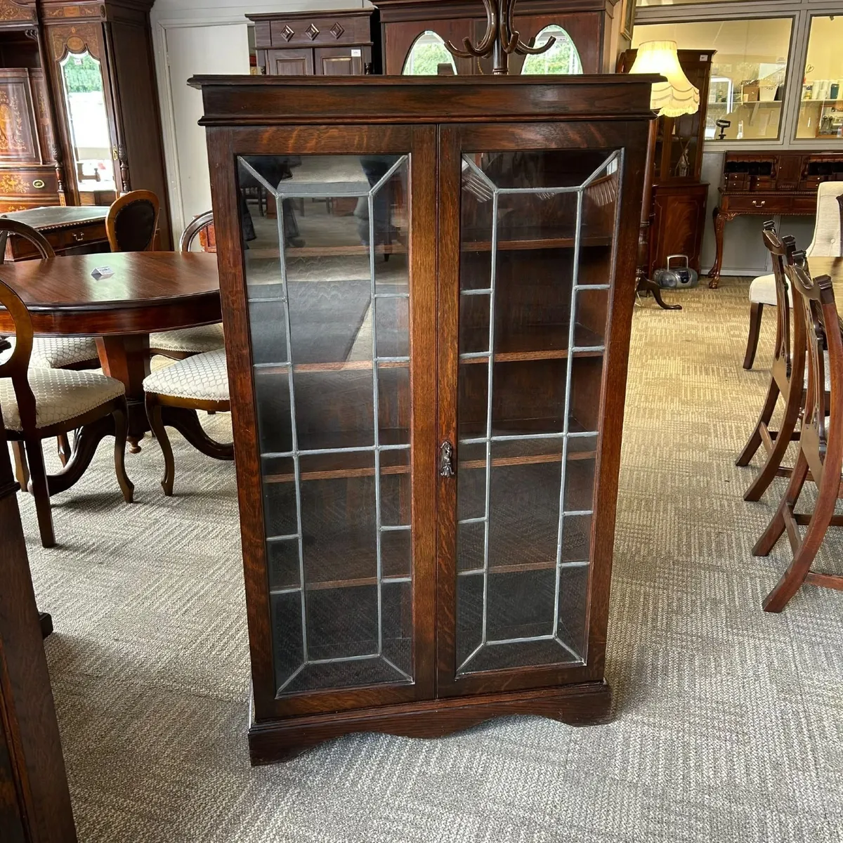Handsome antique oak display cabinet. Featuring a - Image 1
