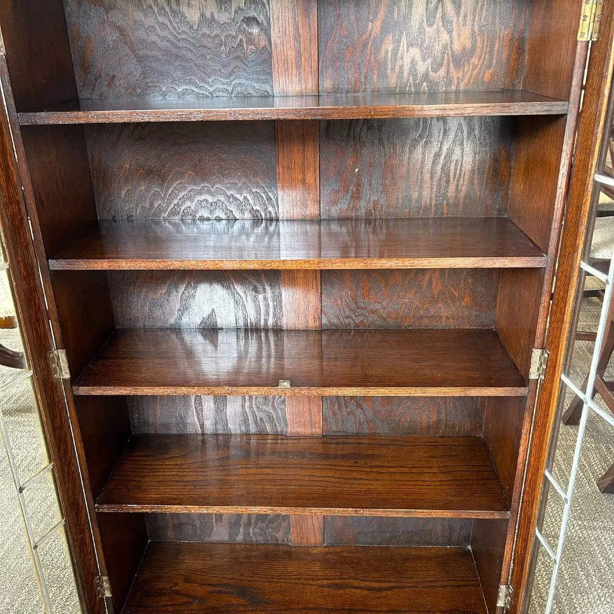 Handsome antique oak display cabinet. Featuring a - Image 4