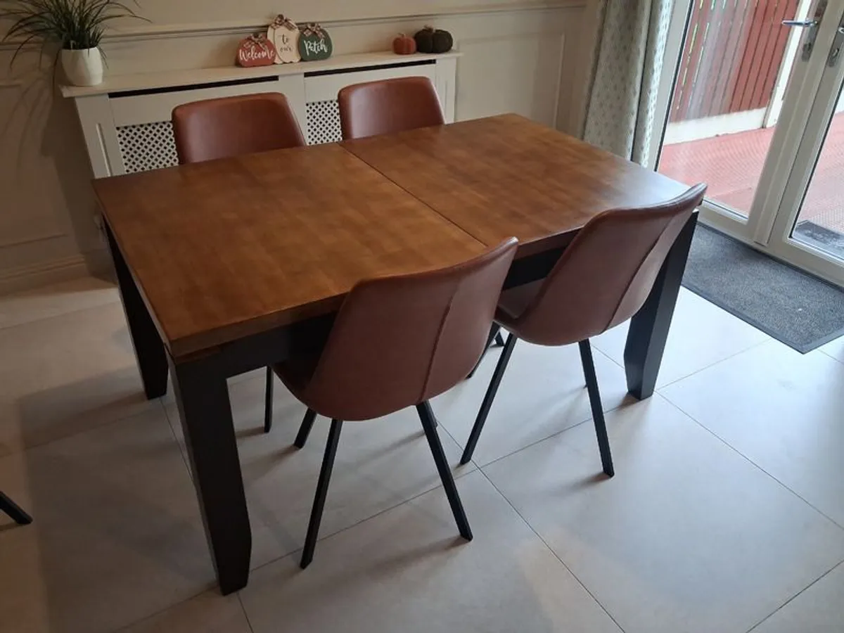 Table and 4 chairs - Image 1