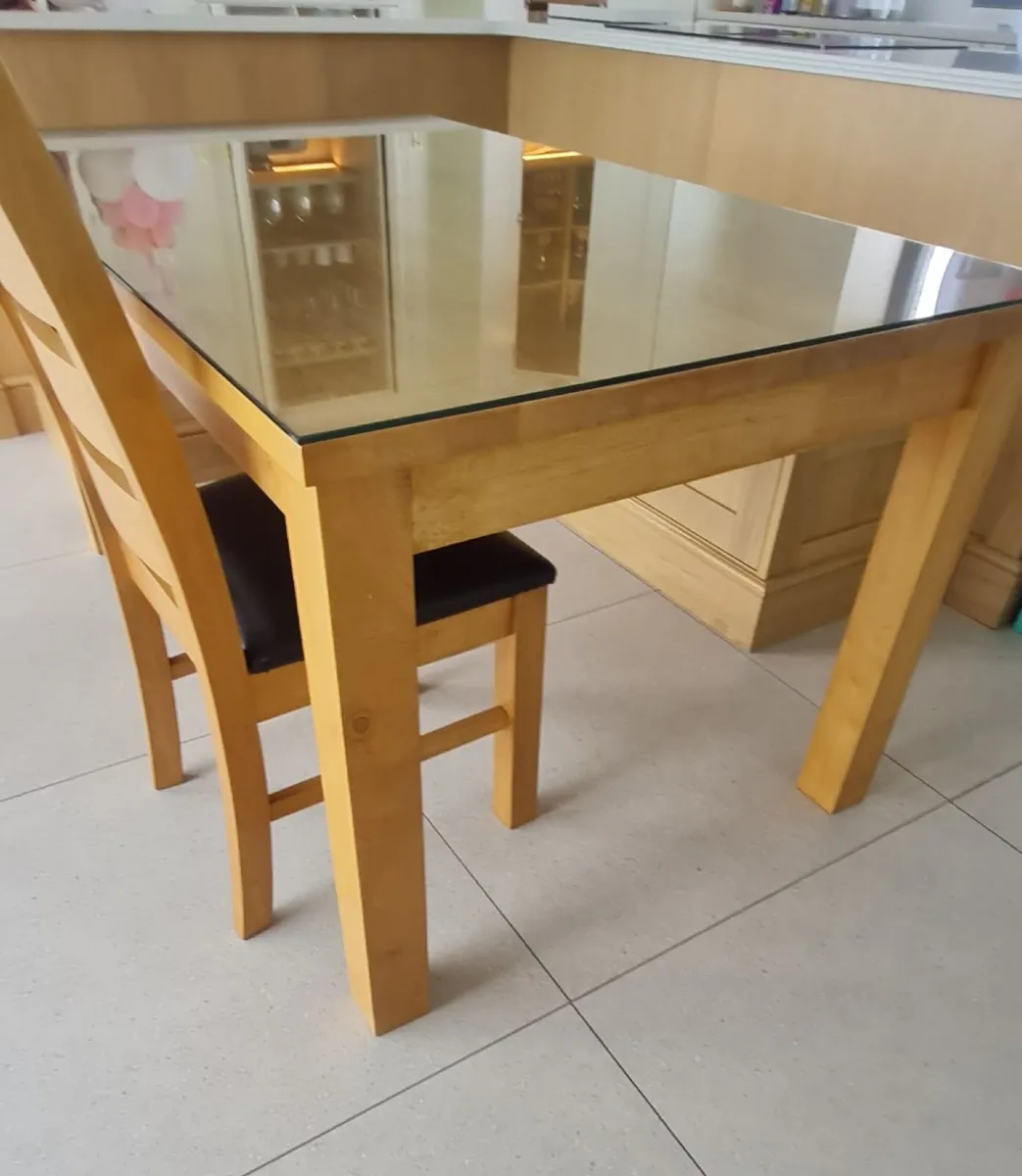 Table and 6 chairs - Image 1