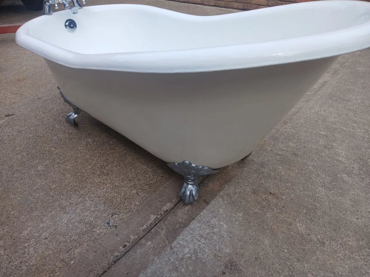 Cast iron slipper Bath & taps - Image 3