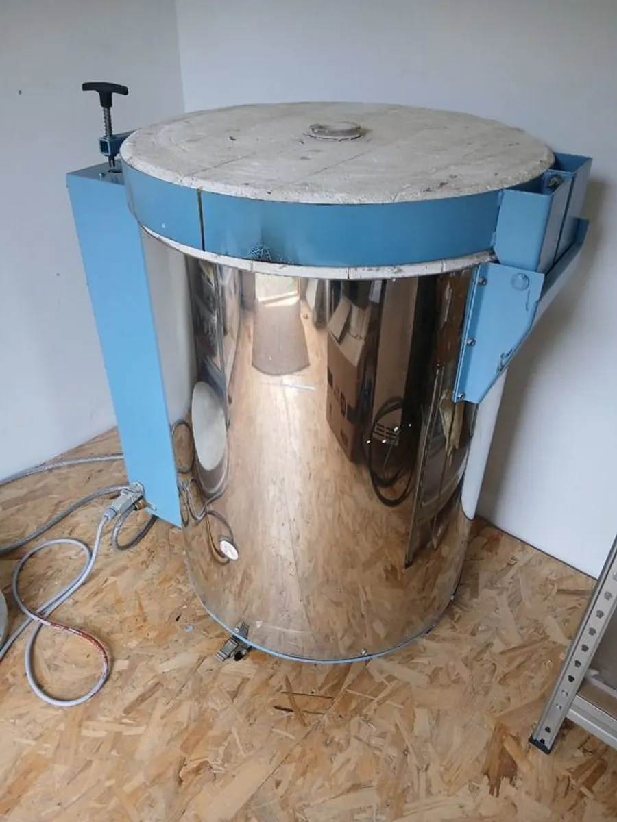 Secondhand Kiln for sale in excellent condition - Image 1