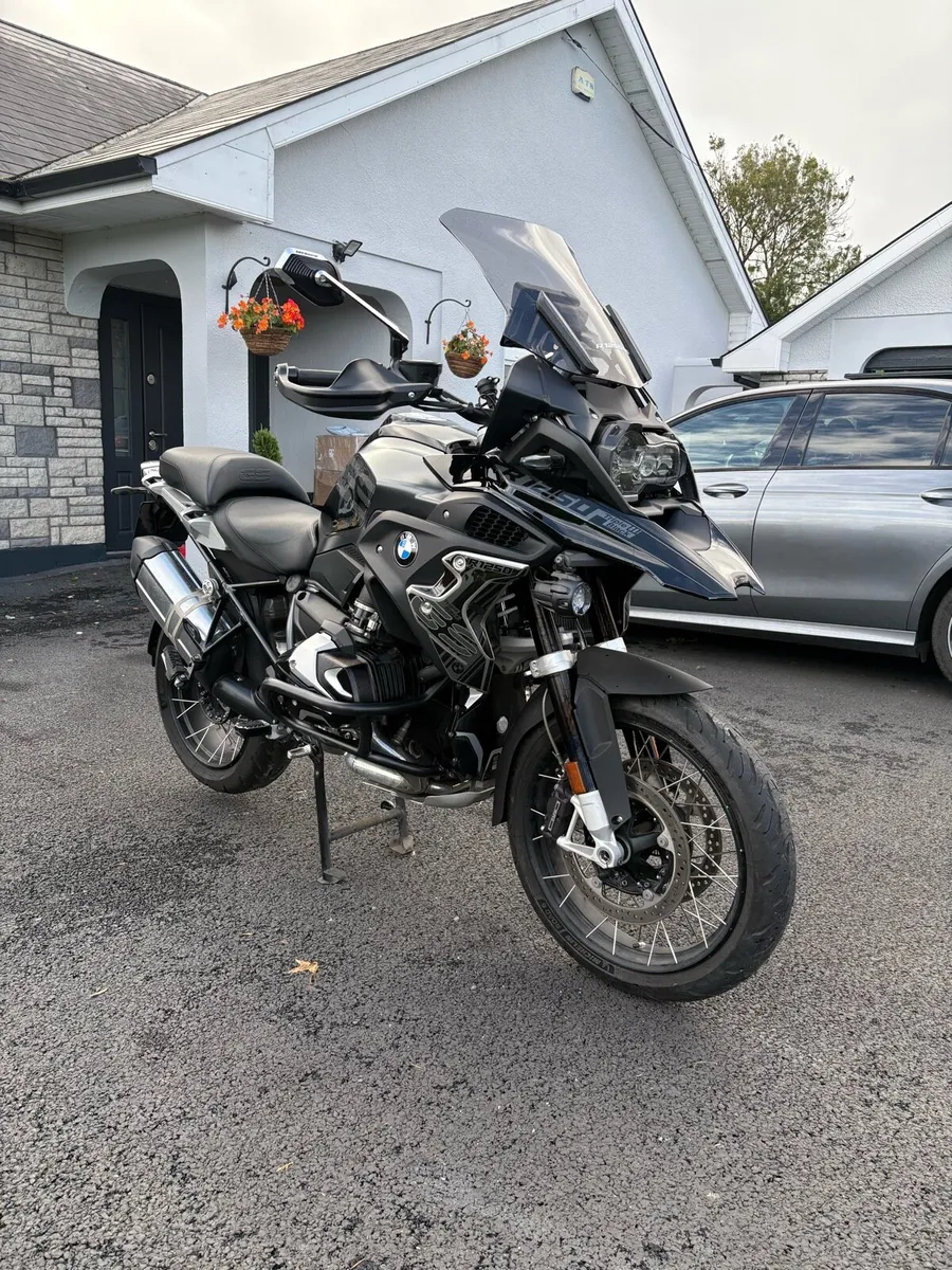 2022 bmw R1250GS TRIPLE BLACK - Image 2