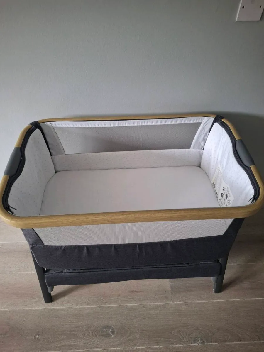 Tutti Bambini CoZee Lite Bedside Crib - Image 3