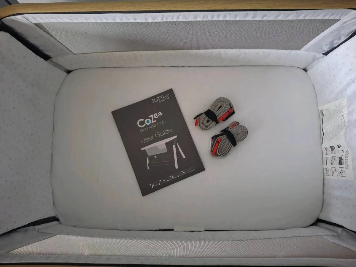 Tutti Bambini CoZee Lite Bedside Crib - Image 4