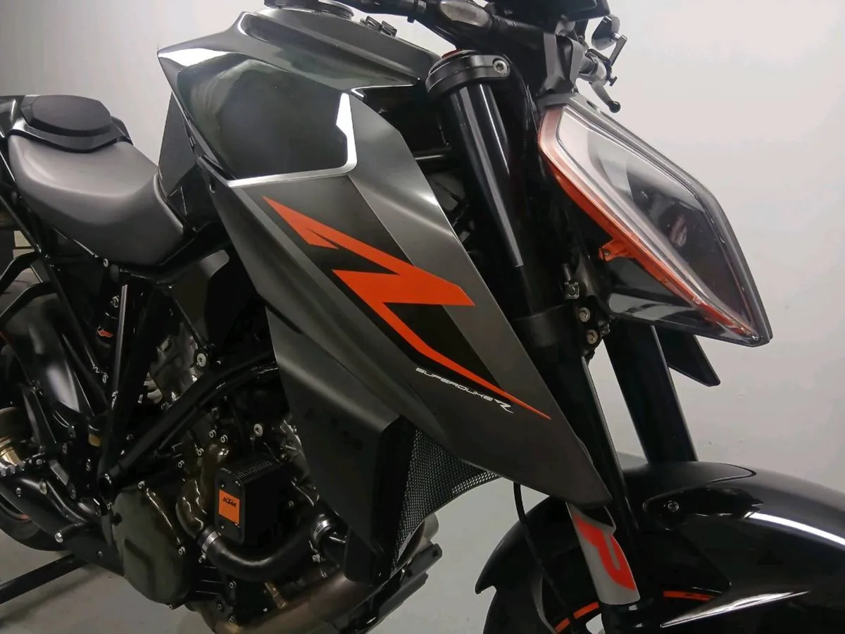 KTM 129O SUPERDUKE R - Image 3