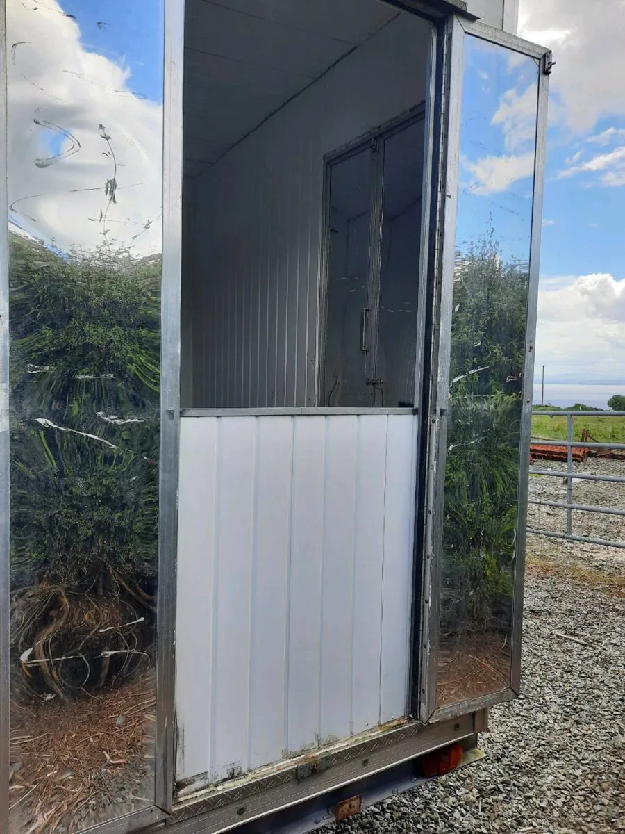 Catering trailer - Image 4