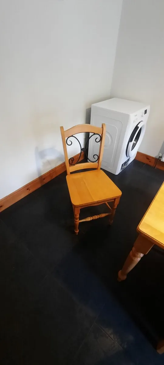Kitchen table and chairs - Image 3