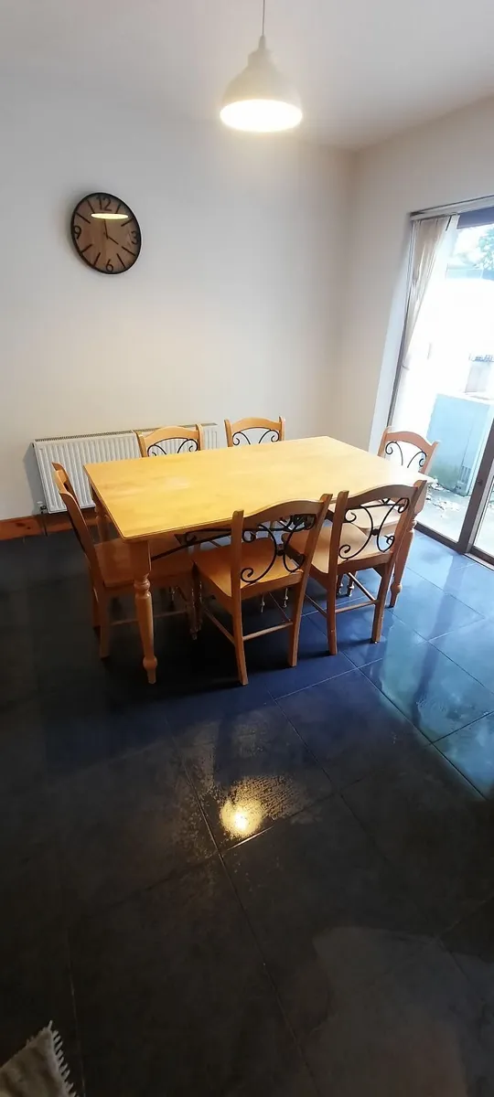 Kitchen table and chairs - Image 1