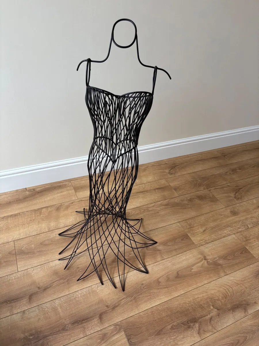 Black Metal Decorative Wire Stand – For Sale - Image 2