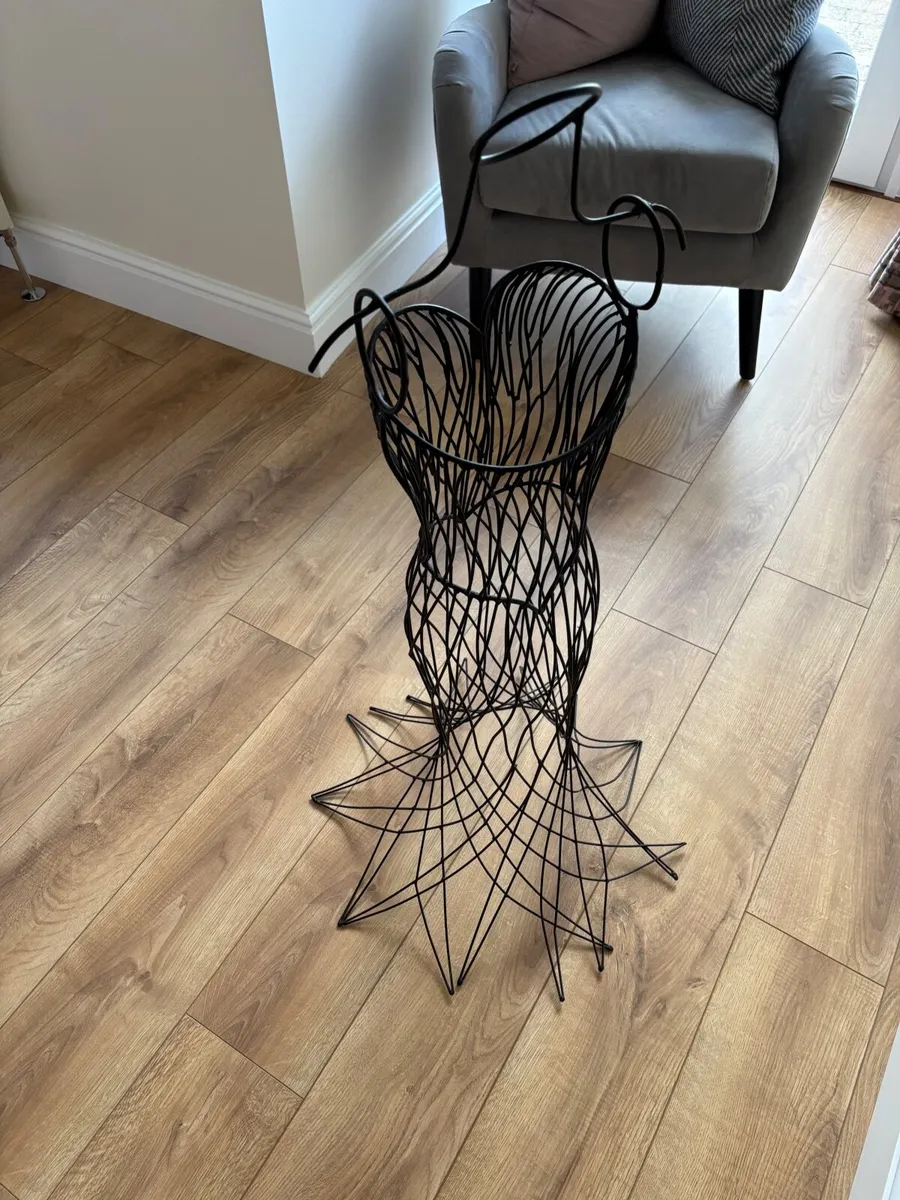Black Metal Decorative Wire Stand – For Sale - Image 3