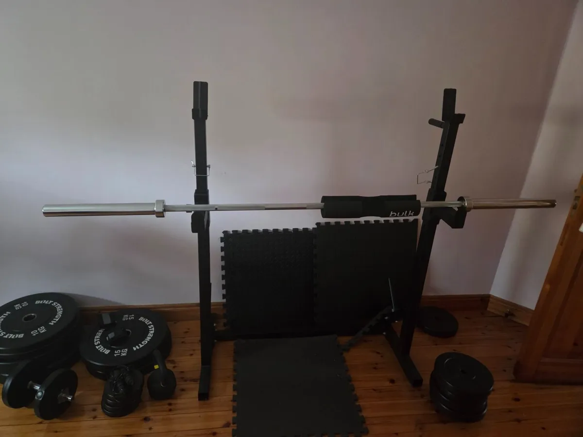 Stand alone squat rack, 20kg barbell and 100kg wei