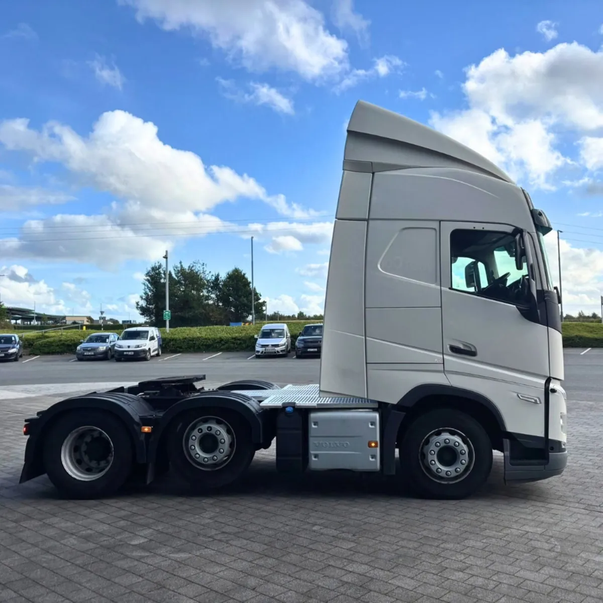 2023 FH460 6X2 - Image 4