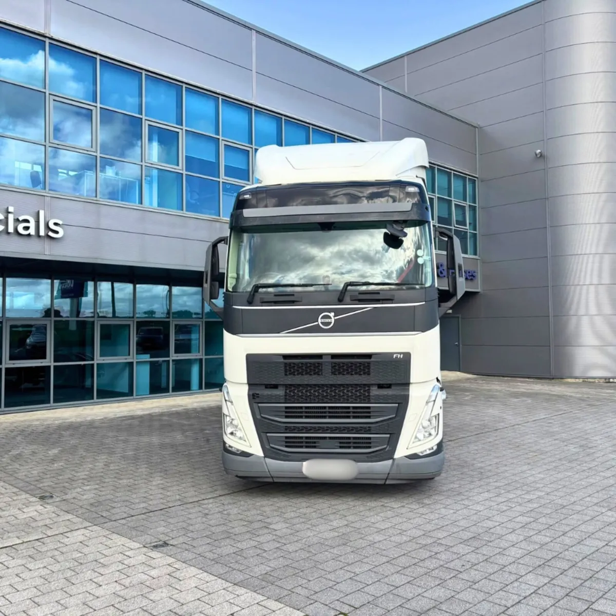 2023 FH460 6X2 - Image 2