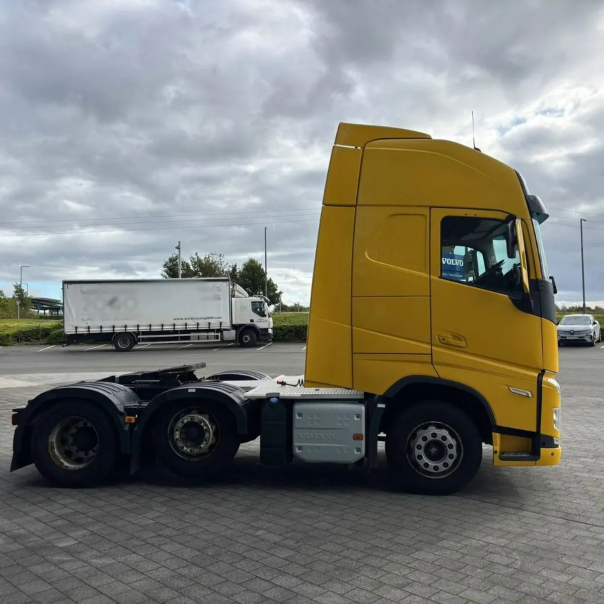 2021 FH460 6X2 - Image 4