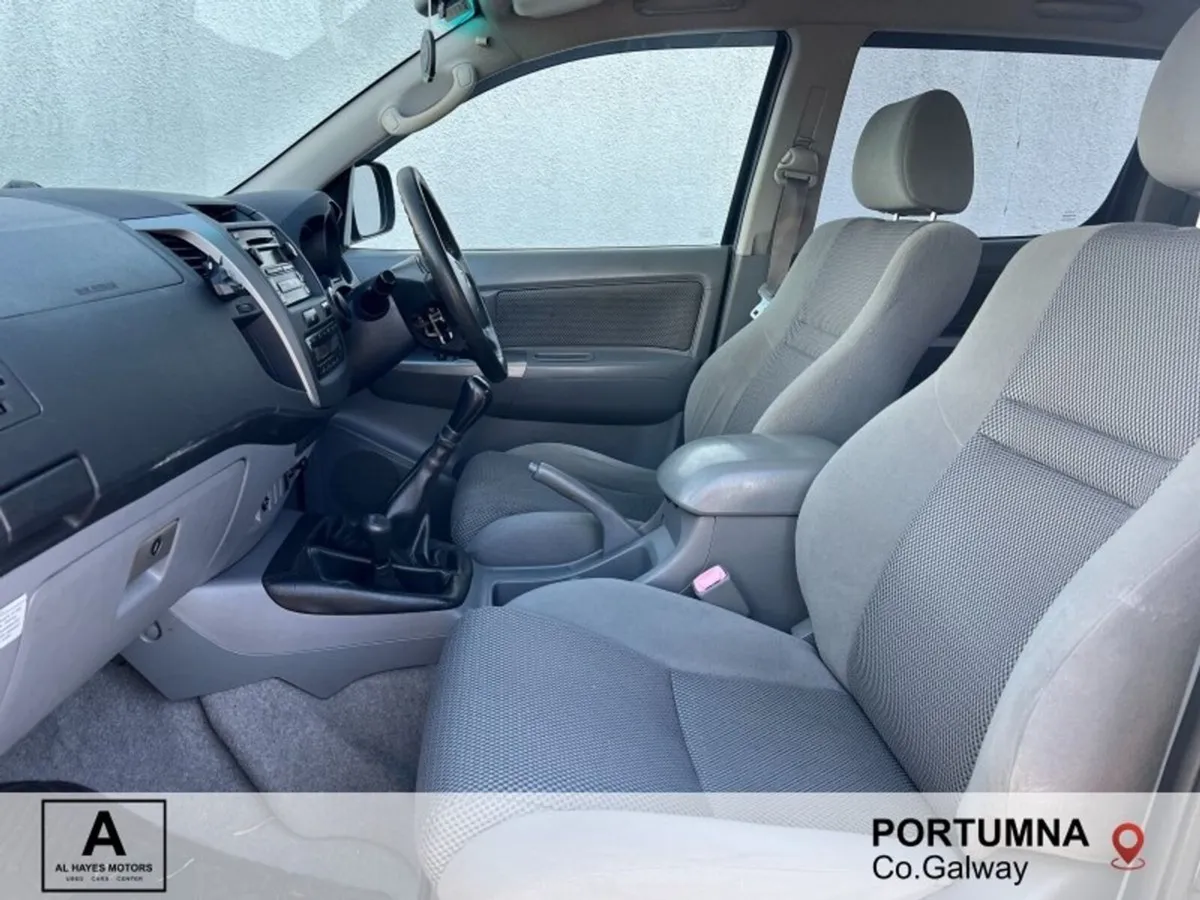 Toyota Hilux 3.0 D4D D/CAB INVINCIBLE - Image 4