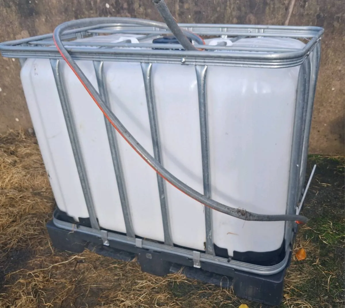 Water cube with hose - Image 1