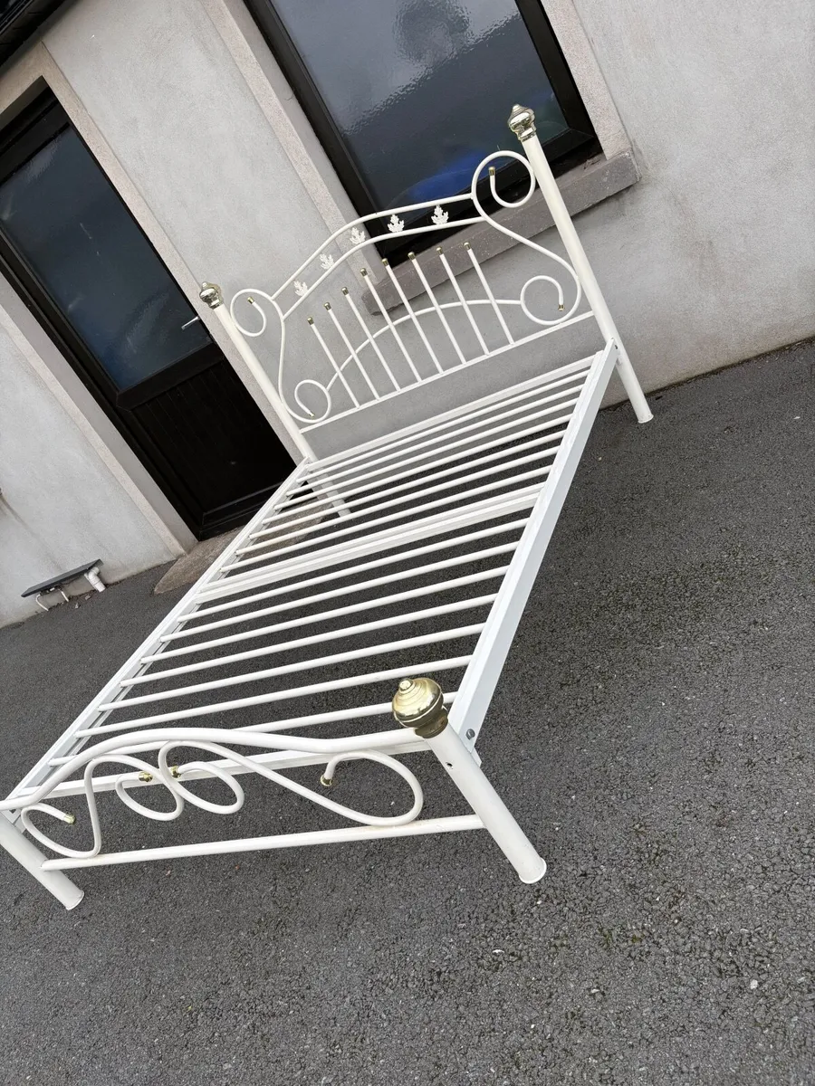 Metal 4’ 6” bed - Image 3