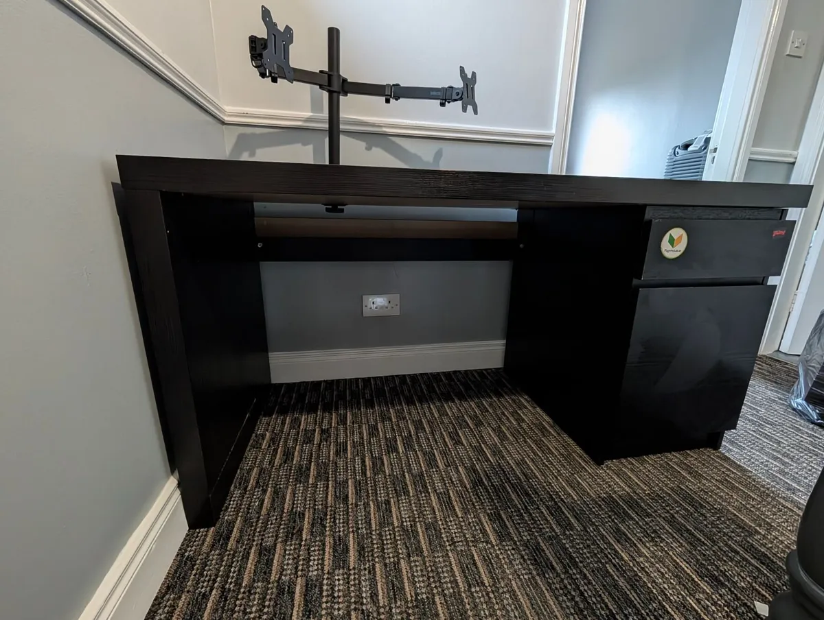 Computer desk - Image 1