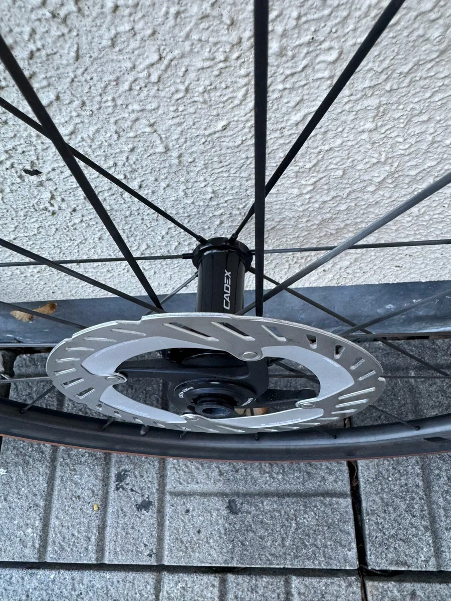 Cadex 42 Carbon Wheelset - Image 4
