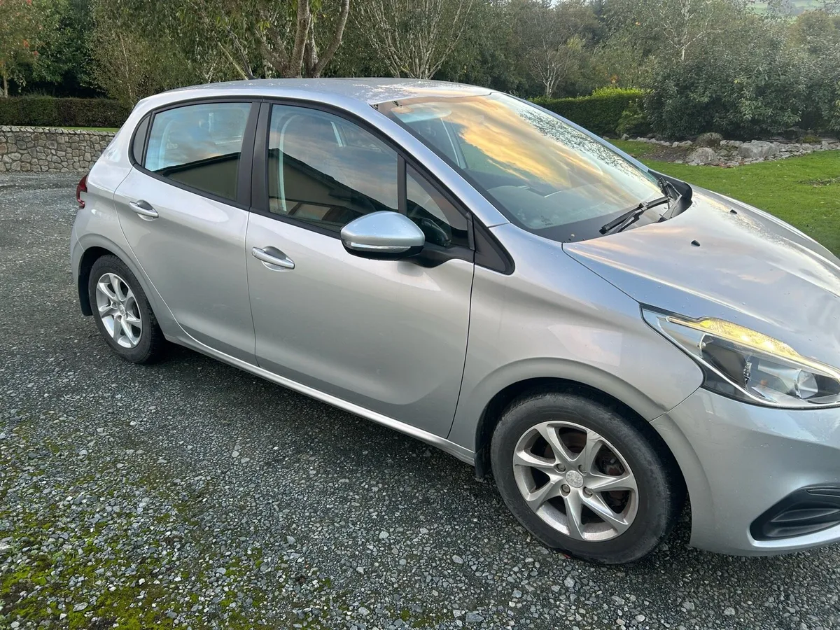 Peugeot 208 - Image 2