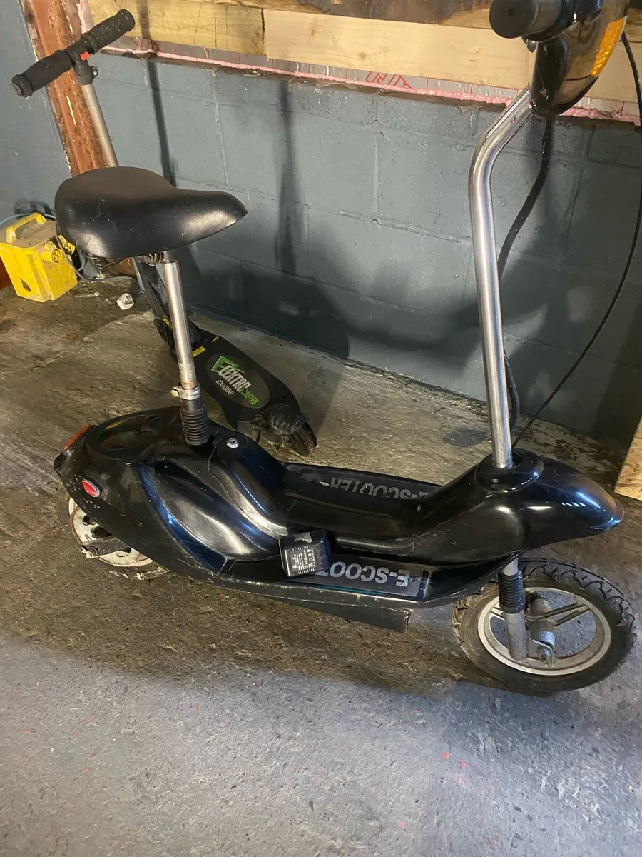 Two scooters and a chopper bicycle - Image 1