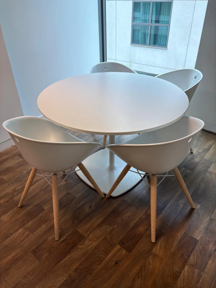 Round table with 4 chairs - Image 1