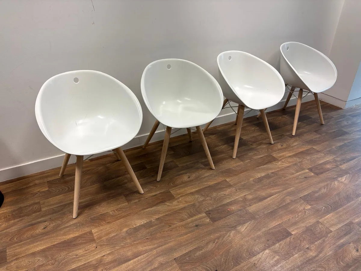 Round table with 4 chairs - Image 2