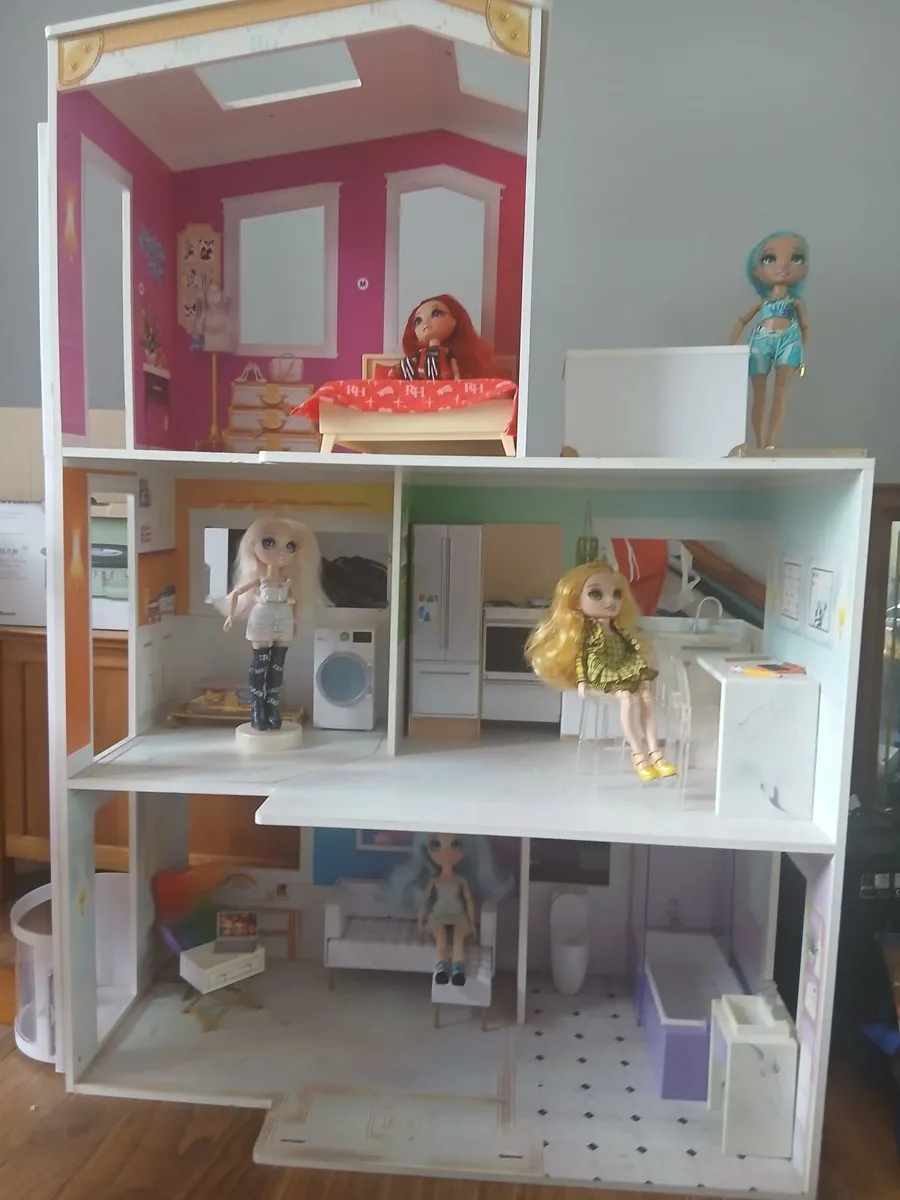 Dollhouse with dolls - Image 1