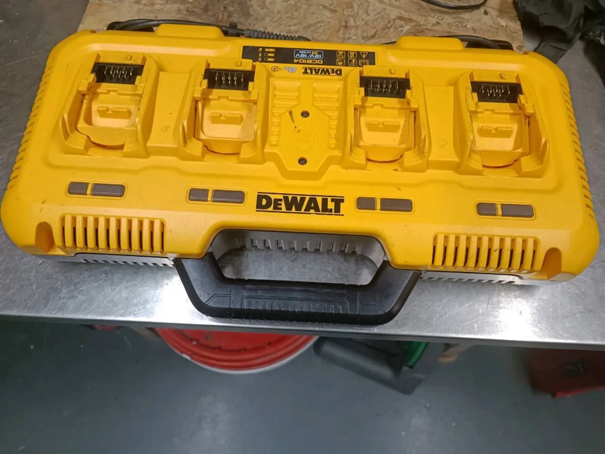 DeWalt dcb104 multi charger