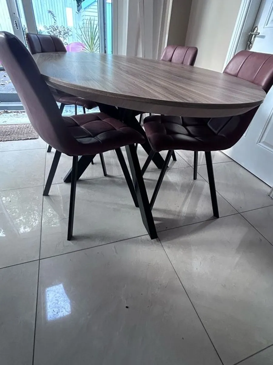Contemporary Oval Dining Table and 4 chairs - Image 2