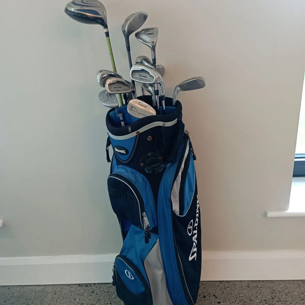 Golf clubs including golf bag - Image 1