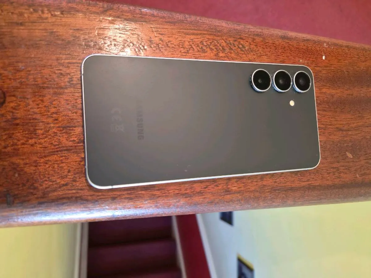 Samsung Galaxy S25 FE - Image 2