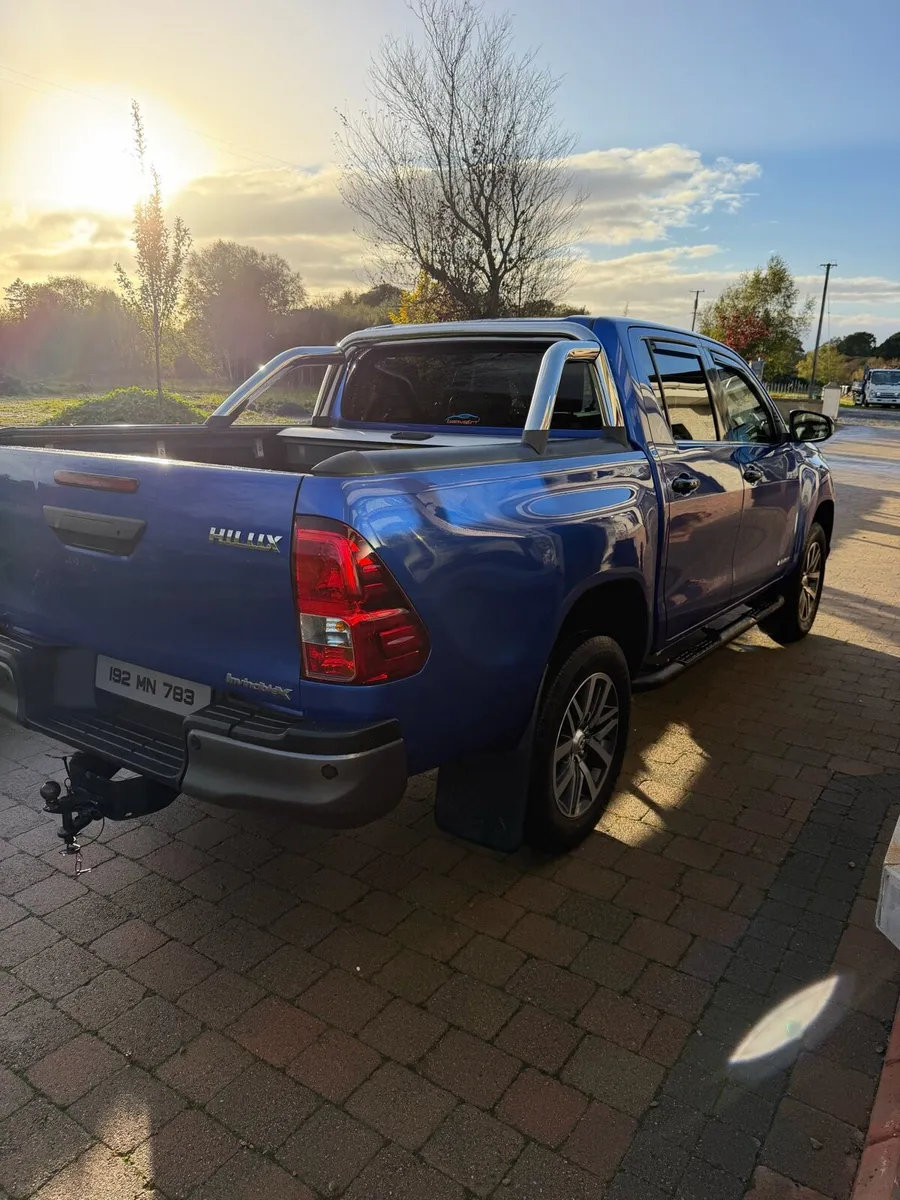 Toyota hilux invincible x - Image 3