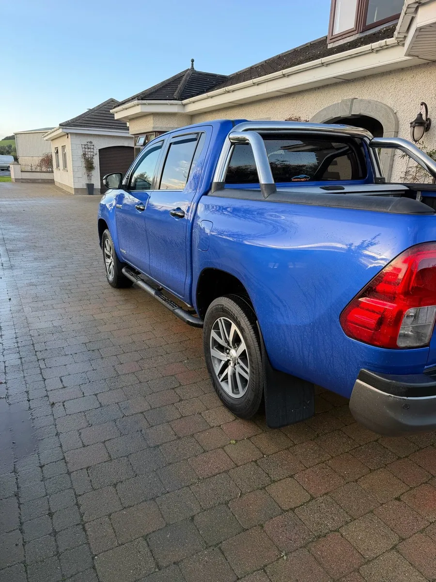 Toyota hilux invincible x - Image 4