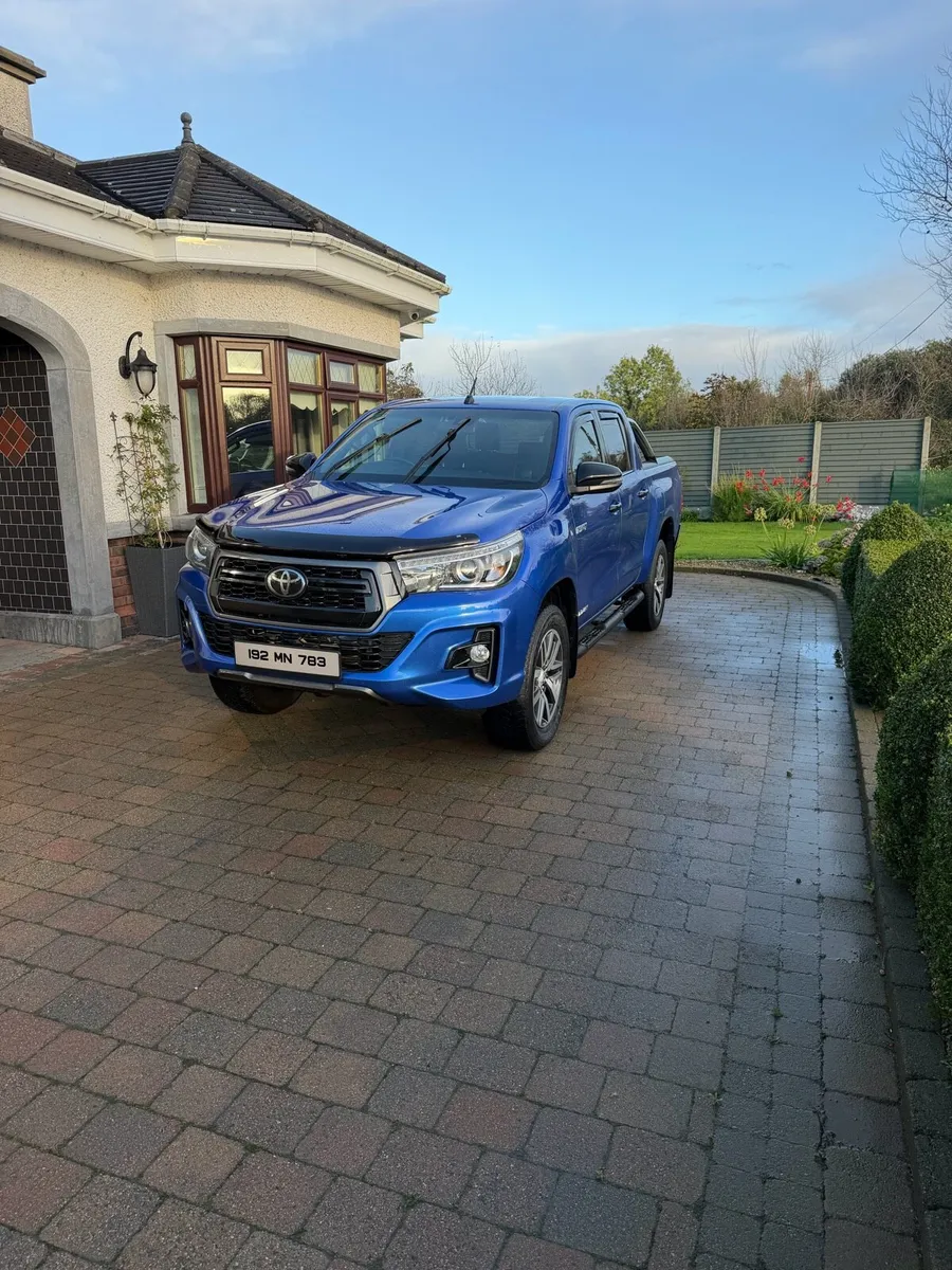 Toyota hilux invincible x - Image 2