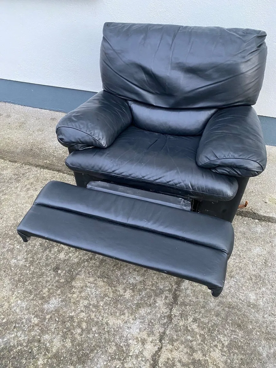Leather Recliner Couch and 2 Amchairs - Image 3