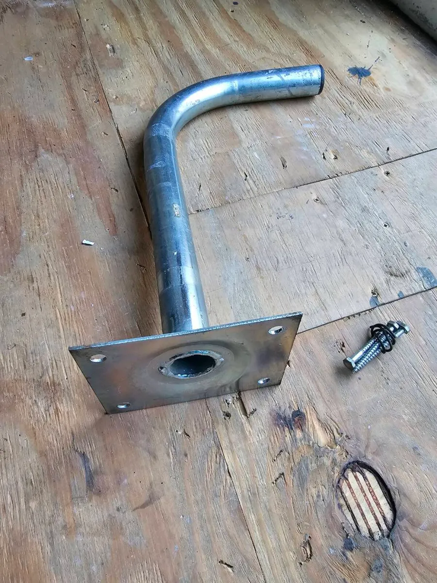 Satellite bracket with screws - Image 1