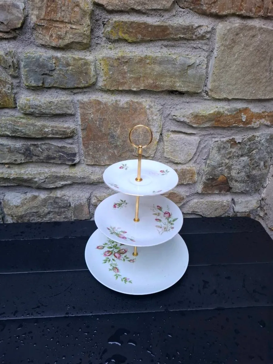 Roses china 3 tiers cake stand - Image 1