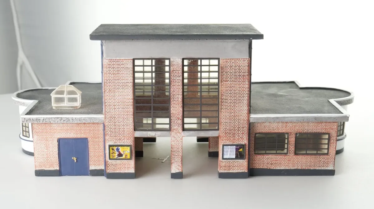 Bachmann Scenecraft 44-066 Art Deco Station - Image 3