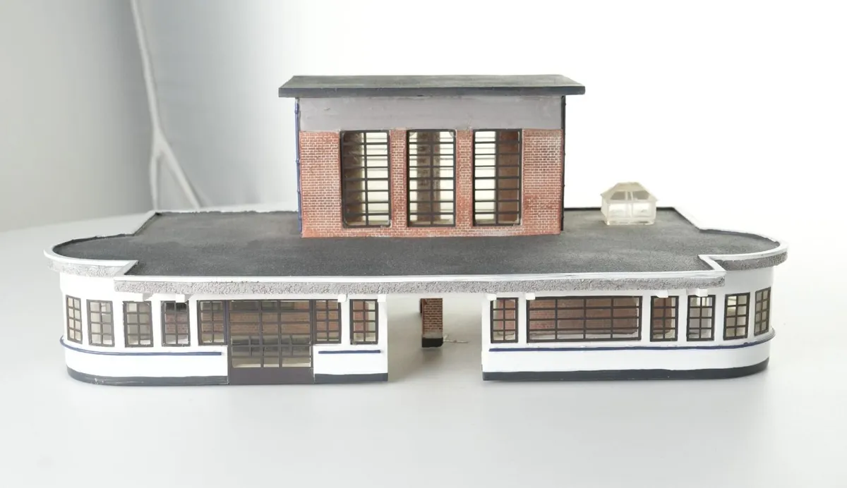 Bachmann Scenecraft 44-066 Art Deco Station - Image 2