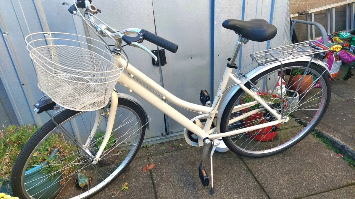 Ladies City Bike Unused As New - Image 4