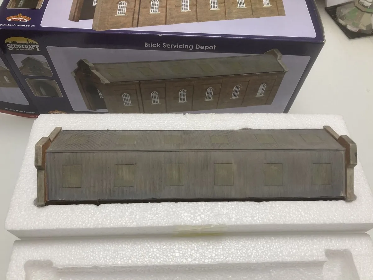 Bachmann Scenecraft 44-173 Brick Servicing Depot - Image 2