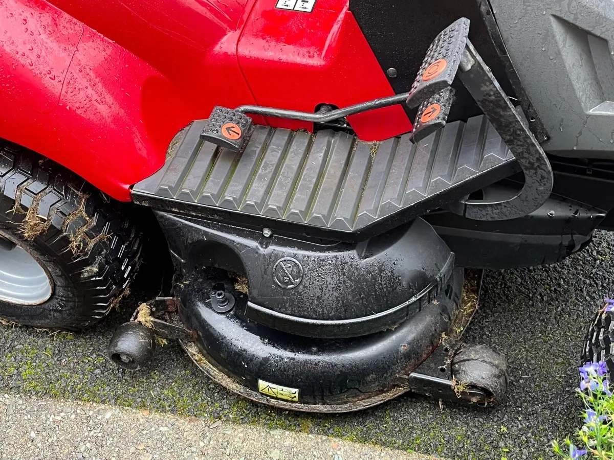 22HP Castlegarden twin cylinder ride on lawnmower - Image 2