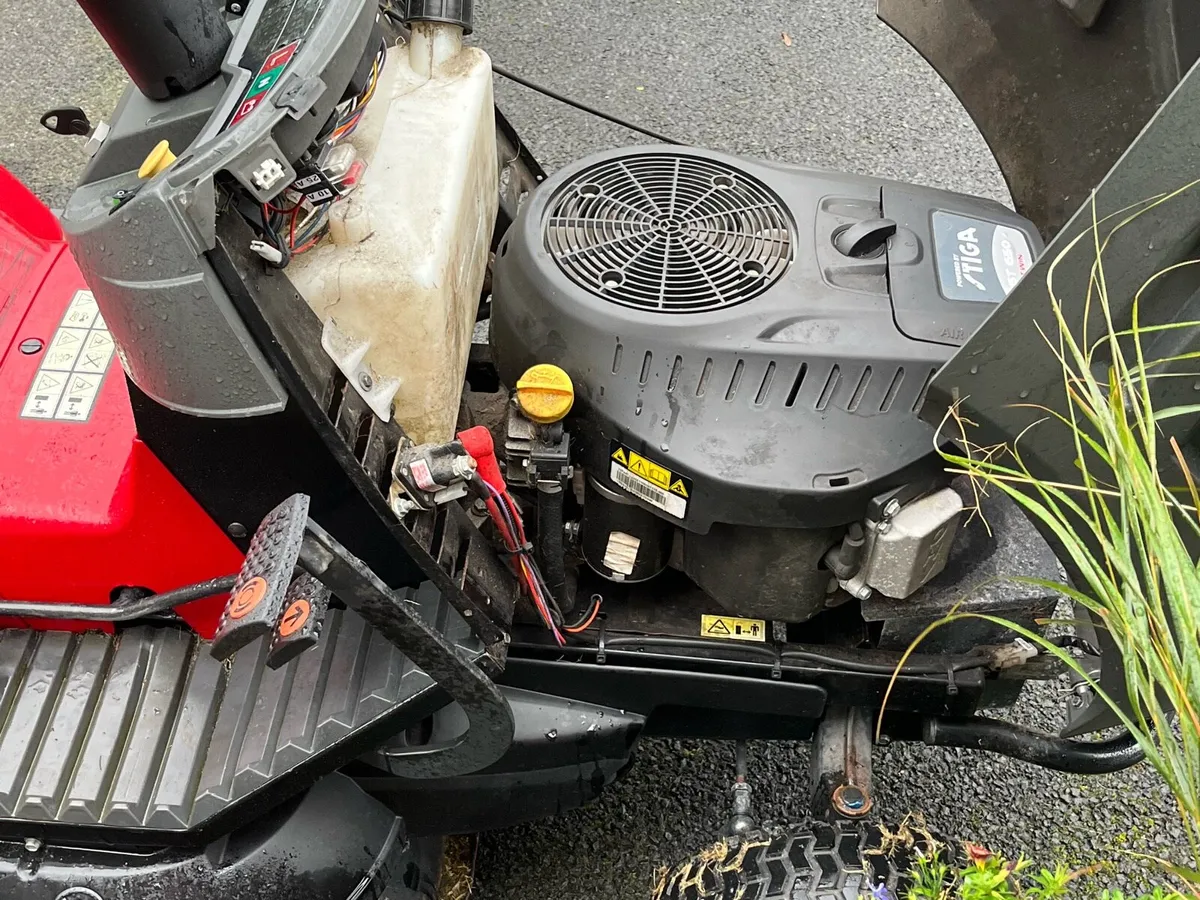 22HP Castlegarden twin cylinder ride on lawnmower - Image 4
