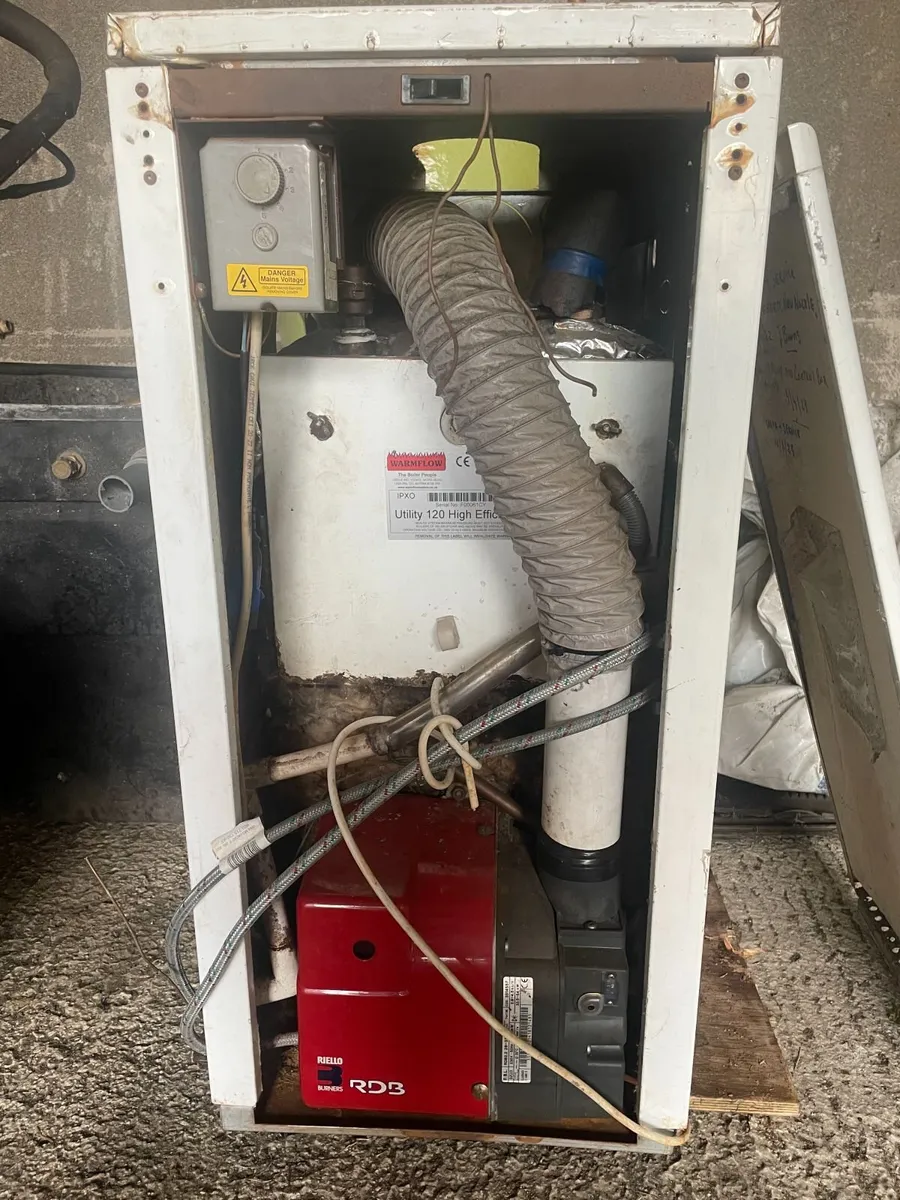 Oil boiler, boiler chimney, water tank, heat pump - Image 3