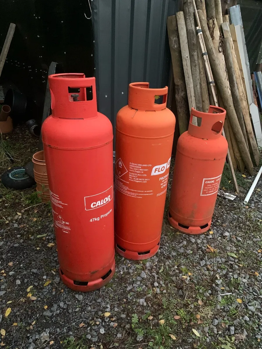 Empty gas cylinders - Image 1
