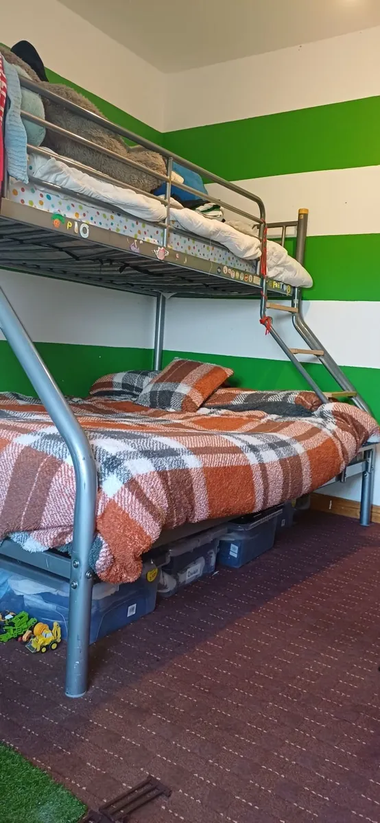 Triple bunk bed - Image 1